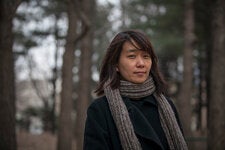 Han Kang, en la imagen en 2016, es la primera surcoreana y la primera mujer asiática en recibir el Premio Nobel de Literatura.