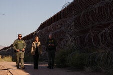 Los representantes y aliados de la vicepresidenta Kamala Harris afirman que su experiencia pasada en la lucha contra la delincuencia transfronteriza arroja luz sobre cómo podría abordar hoy los retos relacionados con la frontera sur.